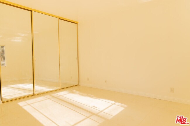 Foto del edificio - 5604 Valley Circle Blvd