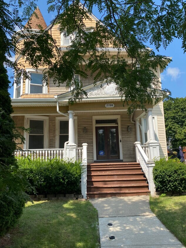 Foto principal - 2780 Main St