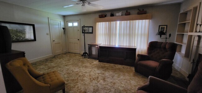 Foto del edificio - 2-bedroom, 1-bath partially furnished home