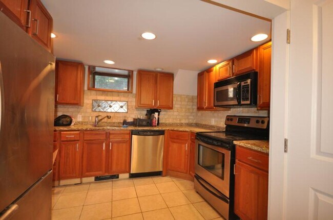 Foto del edificio - Really nice 3 bed 2 bath in the south end......BROKER FEE PAID BY OWNER!!!