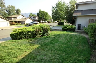 Building Photo - 1338 Golden Park Dr