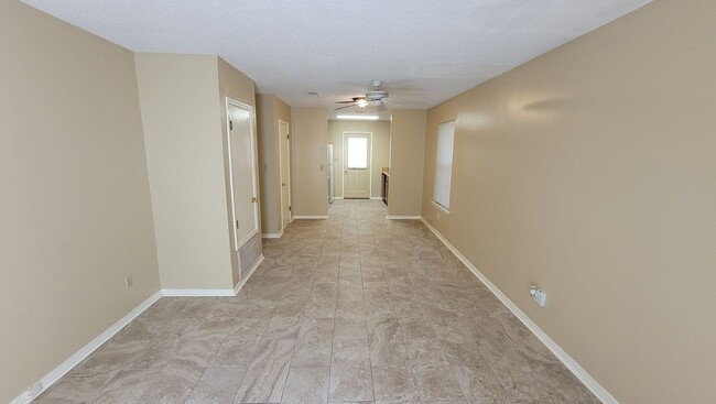 Building Photo - Well maintained 2 bedroom 1 bath triplex f...