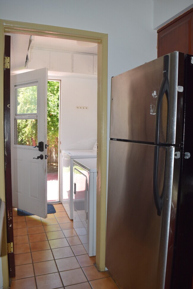 Private Laundry - 727 N Alta Vista Blvd