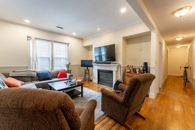 Building Photo - 303 W 3rd St