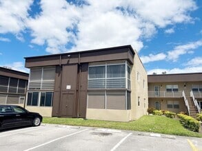 Building Photo - 785 Burgundy Q