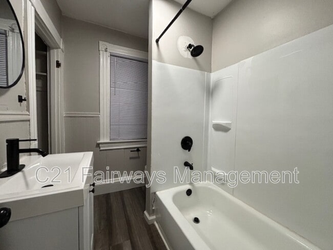 Building Photo - 370 3rd St