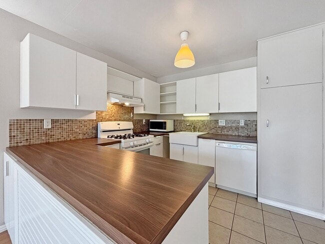 Building Photo - Charming 1BD/1BA Condo in Mission Valley W...