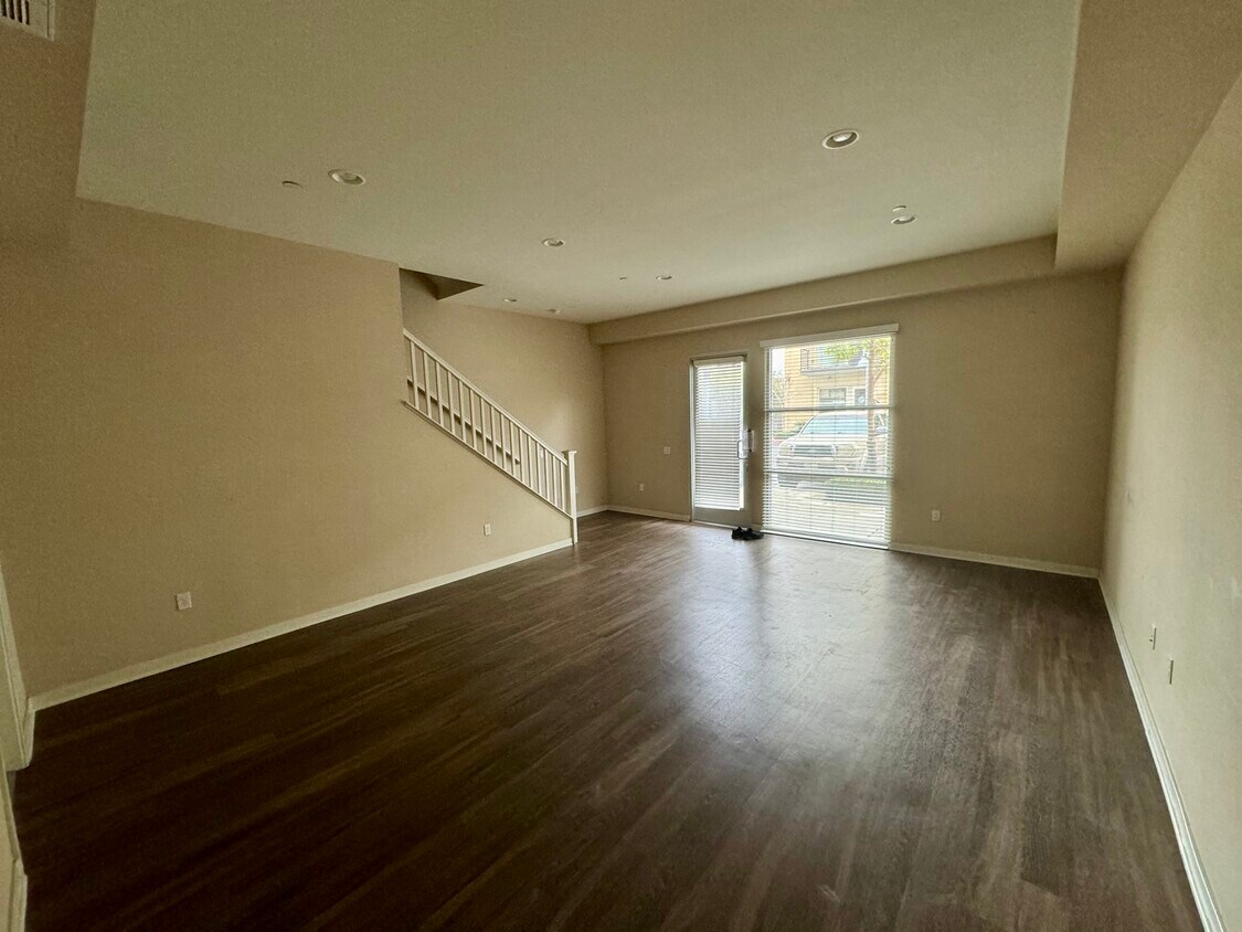 Entry / commercial retail space - 1504 W Artesia Sq