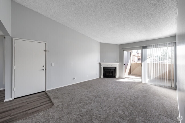 2BD, 2BA - 1050SF - Living Room - 619 E. Riverside Dr.