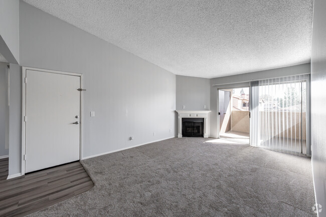 2BD, 2BA - 1050SF - Living Room - Burton Place