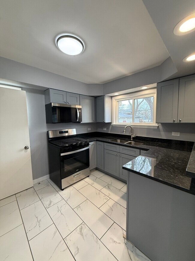 Foto del edificio - 18227 Center Ave