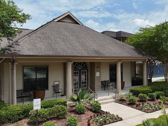 La oficina de arrendamiento - Village at Juban Lakes