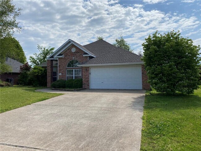 Building Photo - 304 Coachlight Dr