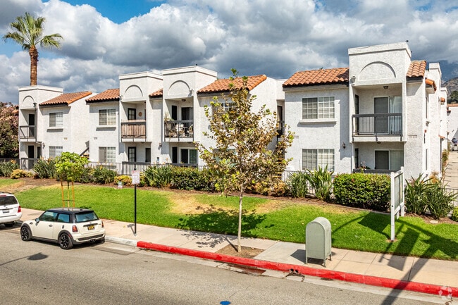 Primario - Huntington Oaks Village 55+ Senior Community