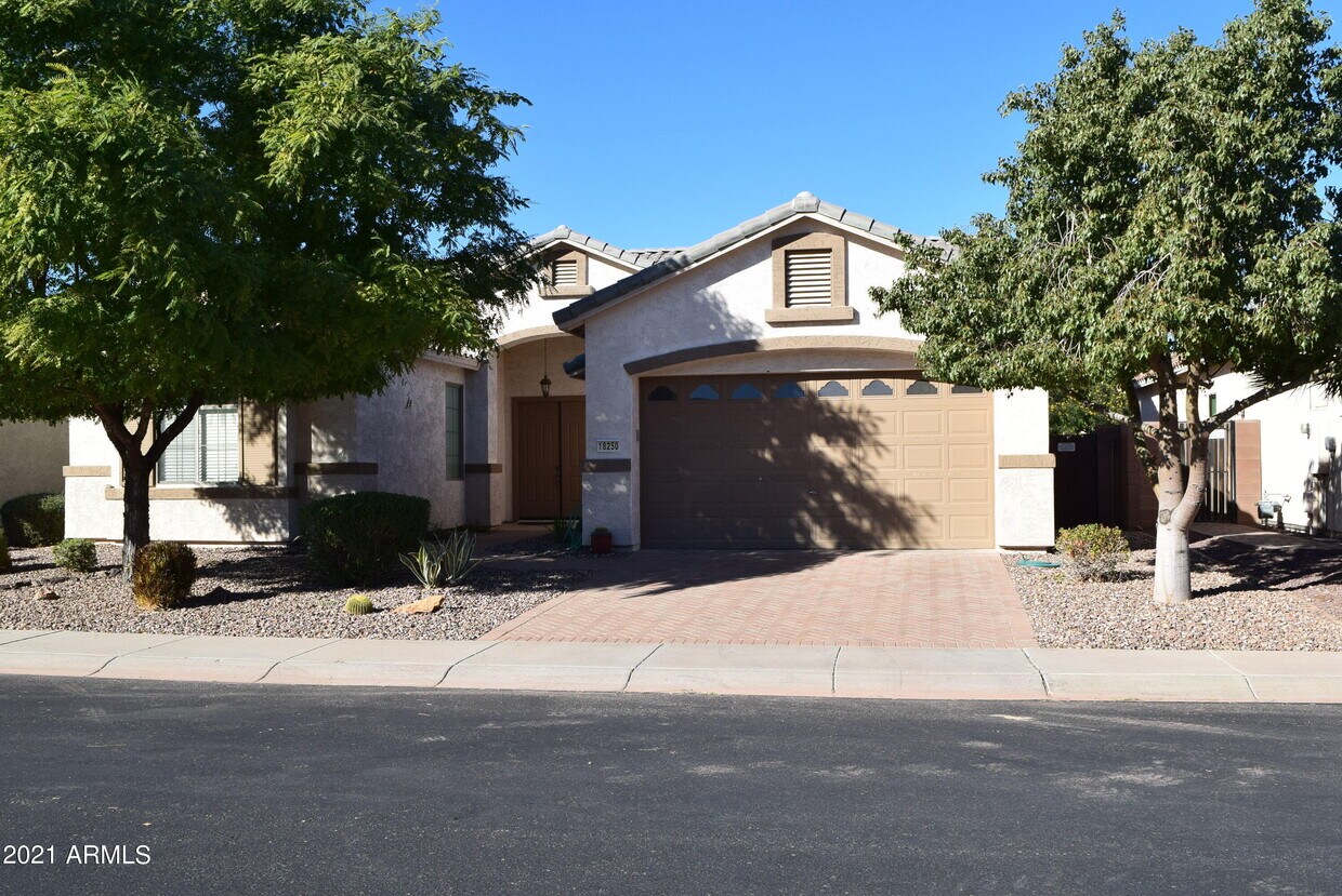 Foto principal - 18250 W Stinson Dr