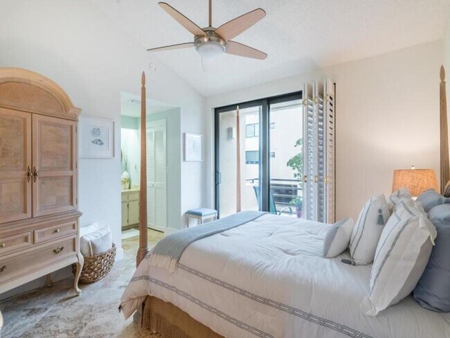 Foto del edificio - Beautiful Spinnakers Reach Condo