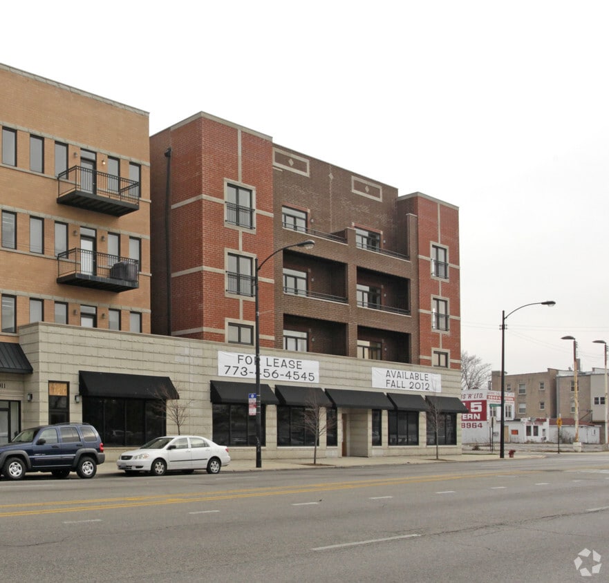 Building Photo - 3905 N Western Ave