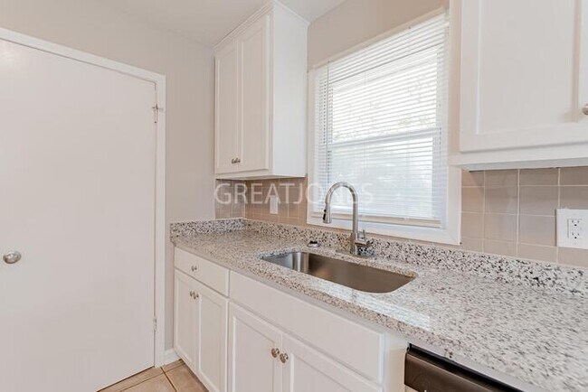 Building Photo - REDUCED! - NOW OFFERING 1/2 MONTH FREE WIT...