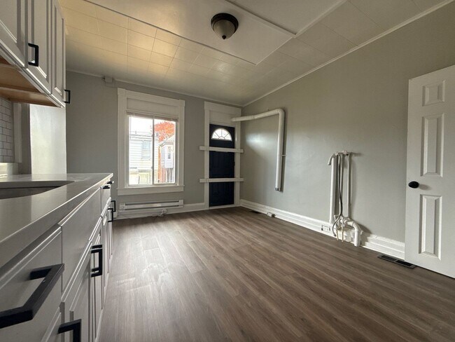 Foto del edificio - Three Bedroom Home In Baltimore City