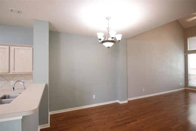 Foto del edificio - 2219 Ridge Wood Ln