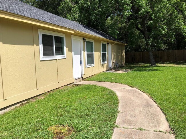 Building Photo - 13747 Northlake Dr