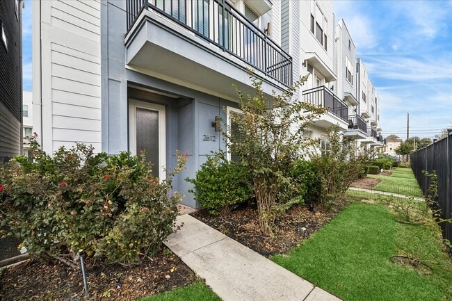 Building Photo - 2612 Bastrop St