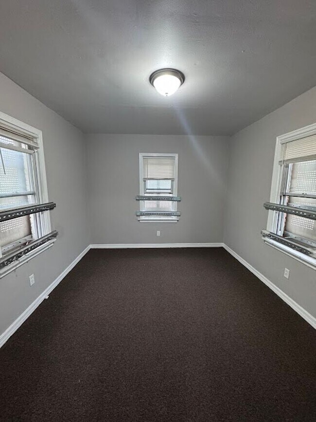 Building Photo - Renovated and Spacious 5-bedroom, 2-bathro...