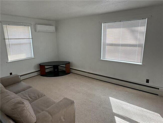 Foto del edificio - 726 N Pike Rd