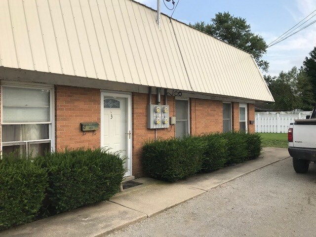 exterior with dedicated parking space - 601 W Oak St