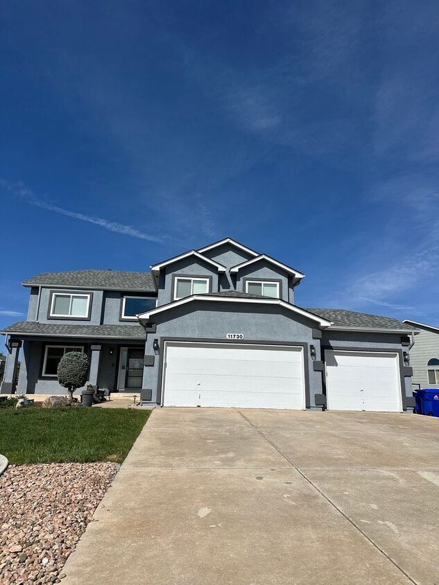 Stunning and HUGE 5BD/3.5BA in Paint Brush... - Stunning and HUGE 5BD/3.5BA in Paint Brush...