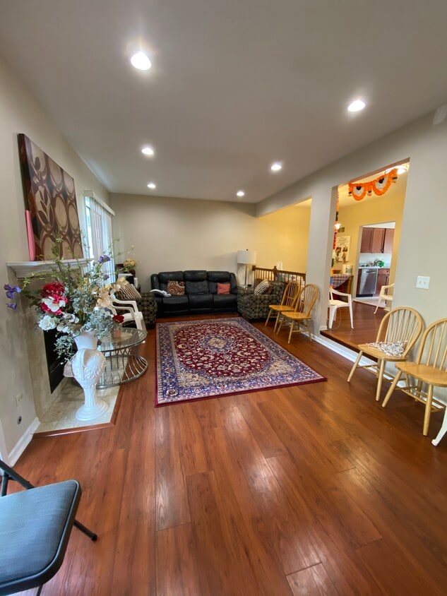 Primary Photo - 544 W Parkside Dr