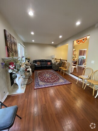 Building Photo - 544 W Parkside Dr