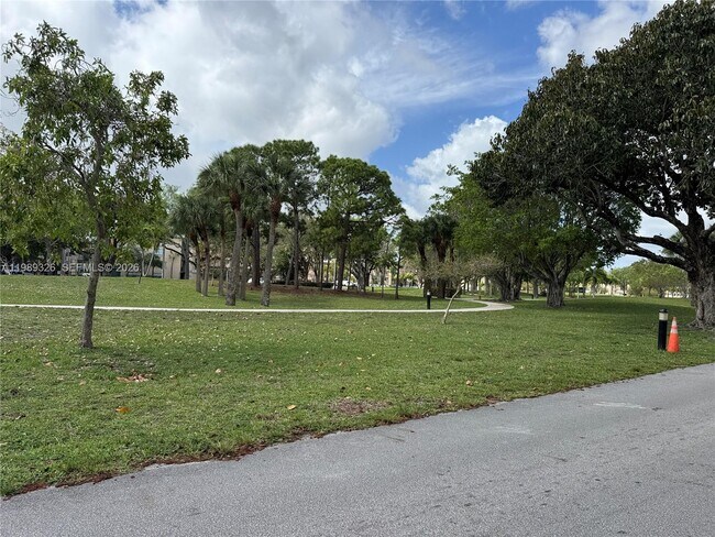 Foto del edificio - 6301 N Falls Cir Dr