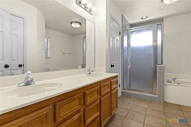 Building Photo - 714 Silver Creek Dr