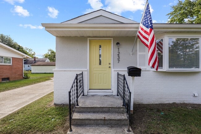 Building Photo - 1237 Shanley Dr