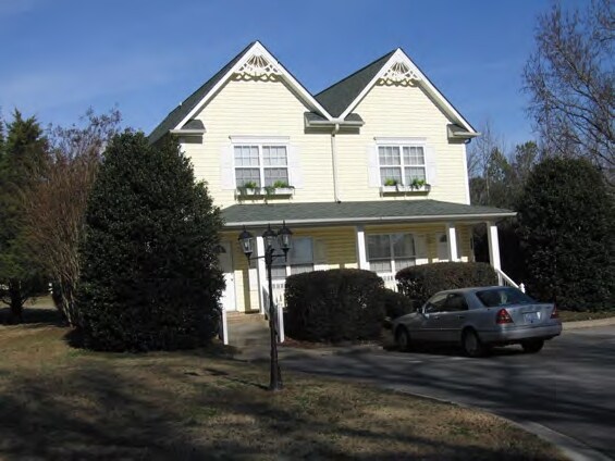 Building Photo - Cloverdale Village