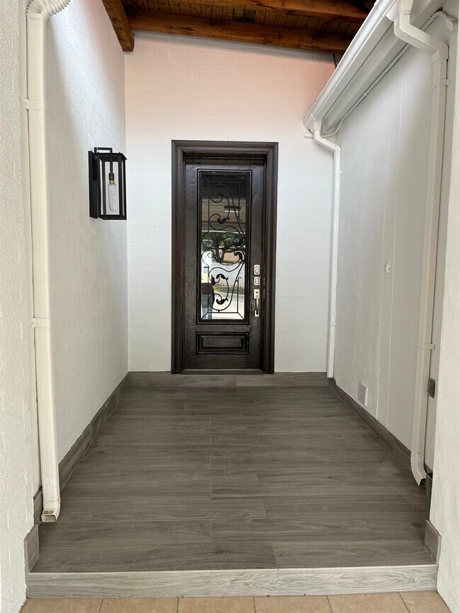 Foto del edificio - 1800 Country Club Dr