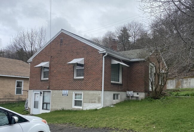 Building Photo - 230 SE Daniel St