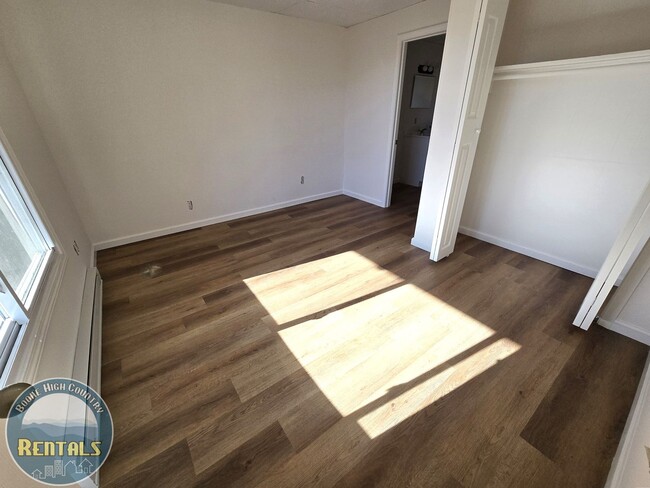 Building Photo - 3-Bed/1.5-Bath Duplex Unit Available - Clo...