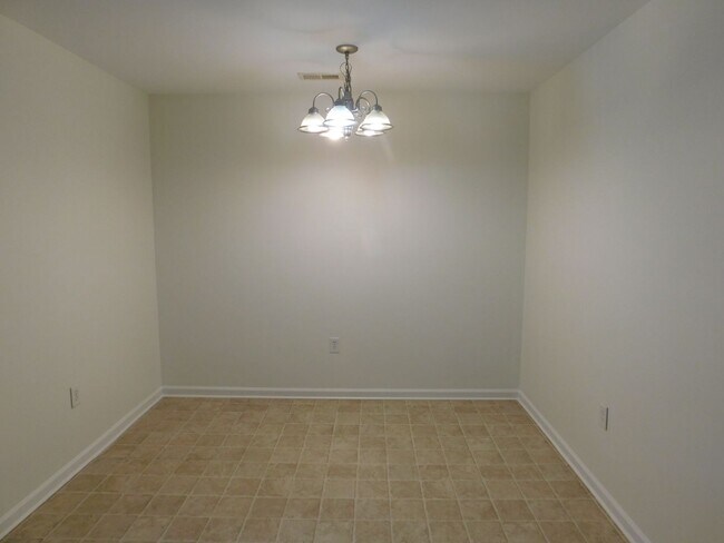 Foto del edificio - Townhouse Located Conveniently Near Base