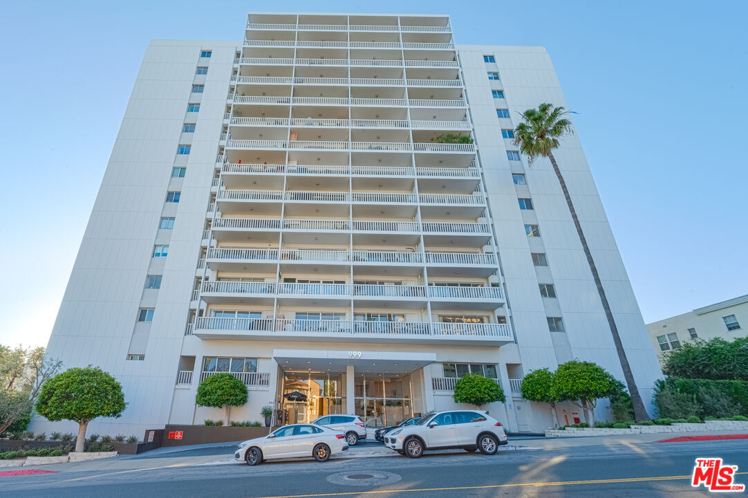 Primary Photo - 999 N Doheny Dr