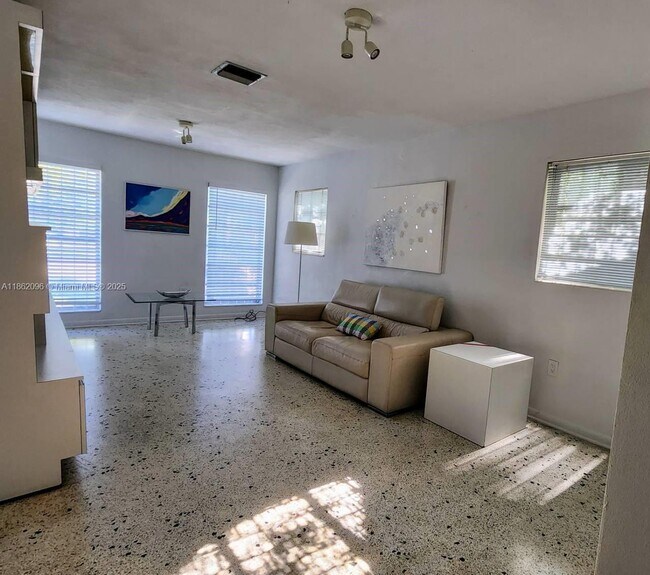 Foto del edificio - 1825 SW 19th St