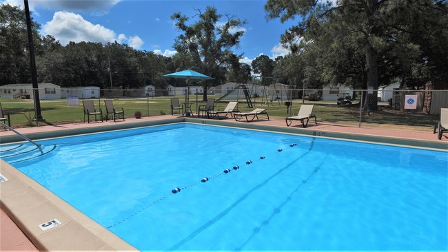 Disfruta de la piscina. - Meadows Mobile Home Park