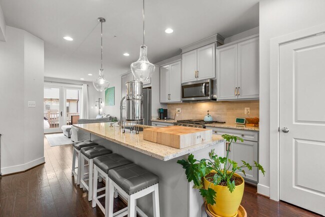 Building Photo - Beautiful Townhome with Rooftop terrace