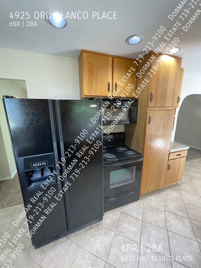 Foto del edificio - SIX BEDROOM HOME FOR LEASE IN VILLA LOMA