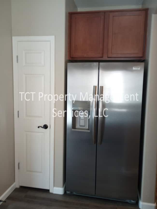 Building Photo - 3 Bed/2.5 Bath Home with Newer Paint, Floo...