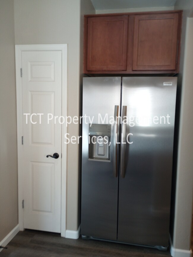 Foto del edificio - 3 Bed/2.5 Bath Home with Newer Paint, Floo...