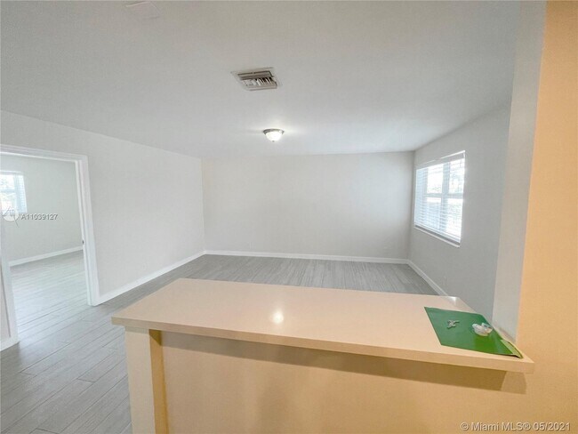 Building Photo - 930 N 14th Ct