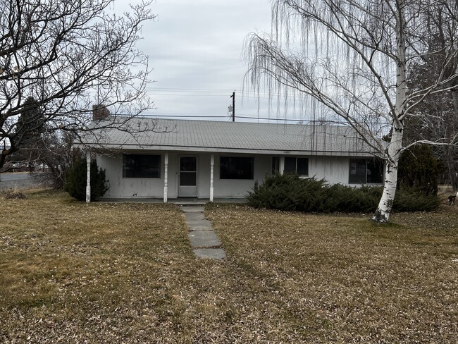 Come see for yourself this quaint 3 bedroom 2 bath home in the heart of Coulee City. - 106 E Washington St