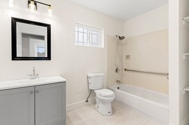Building Photo - Freshly Remodeled 4 Bedroom Duplex Unit Lo...